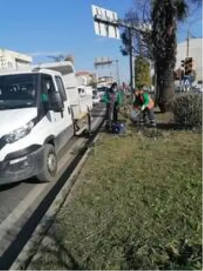 Umurlu'da yeşil alan temizlik çalışmaları devam ediyor Umurlu'da yeşil alan temizlik çalışmaları devam ediyor