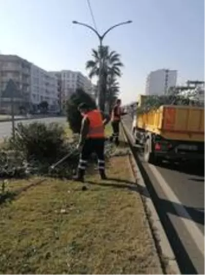 Umurlu'da yeşil alan temizlik çalışmaları devam ediyor Umurlu'da yeşil alan temizlik çalışmaları devam ediyor