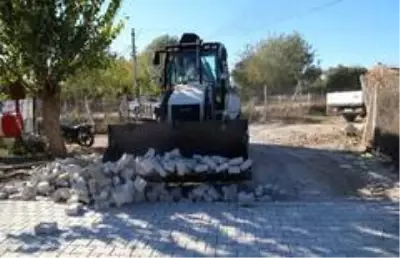 Umurlu Mahallesi'nde yol yapım çalışmaları sürüyor Umurlu Mahallesi'nde yol yapım çalışmaları sürüyor