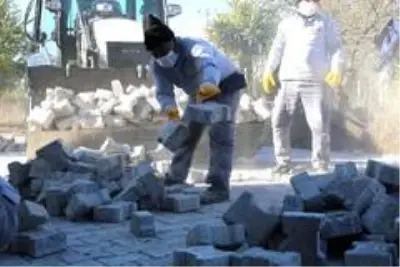 Umurlu Mahallesi'nde yol yapım çalışmaları sürüyor Umurlu Mahallesi'nde yol yapım çalışmaları sürüyor