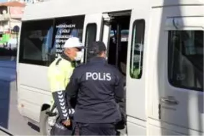 Vakaların arttığı İzmir'deki toplu taşıma araçlarında korona virüs denetimi Vakaların arttığı İzmir'deki toplu taşıma araçlarında korona virüs denetimi