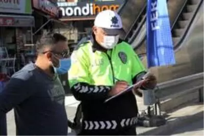 Vakaların arttığı İzmir'deki toplu taşıma araçlarında korona virüs denetimi Vakaların arttığı İzmir'deki toplu taşıma araçlarında korona virüs denetimi