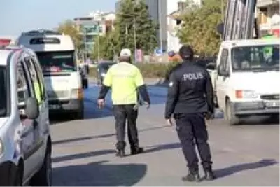 Vakaların arttığı İzmir'deki toplu taşıma araçlarında korona virüs denetimi Vakaların arttığı İzmir'deki toplu taşıma araçlarında korona virüs denetimi