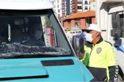Vakaların arttığı İzmir'deki toplu taşıma araçlarında korona virüs denetimi Vakaların arttığı İzmir'deki toplu taşıma araçlarında korona virüs denetimi