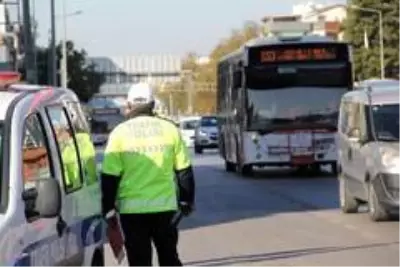 Vakaların arttığı İzmir'deki toplu taşıma araçlarında korona virüs denetimi Vakaların arttığı İzmir'deki toplu taşıma araçlarında korona virüs denetimi