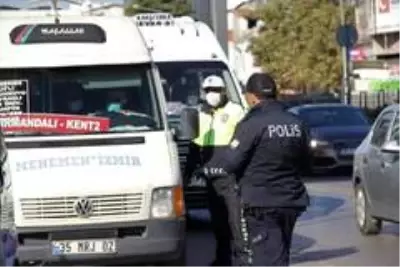 Vakaların arttığı İzmir'deki toplu taşıma araçlarında korona virüs denetimi Vakaların arttığı İzmir'deki toplu taşıma araçlarında korona virüs denetimi