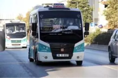 Vakaların arttığı İzmir'deki toplu taşıma araçlarında korona virüs denetimi Vakaların arttığı İzmir'deki toplu taşıma araçlarında korona virüs denetimi