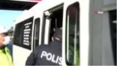 Vakaların arttığı İzmir'deki toplu taşıma araçlarında korona virüs denetimi Vakaların arttığı İzmir'deki toplu taşıma araçlarında korona virüs denetimi