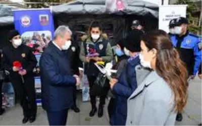 Vali Akın, KADES tanıtım standını gezdi Vali Akın, KADES tanıtım standını gezdi