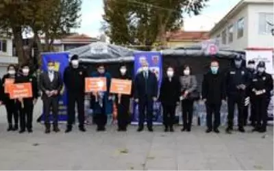 Vali Akın, KADES tanıtım standını gezdi Vali Akın, KADES tanıtım standını gezdi