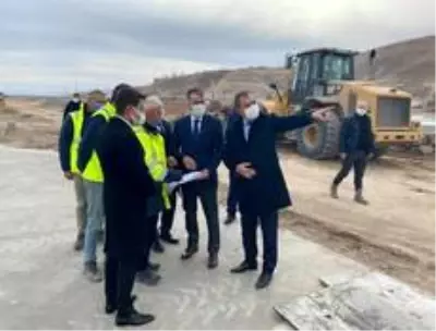 Vali Çağatay, Ahlat'taki 'Millet Bahçesi' inşaatını inceledi Vali Çağatay, Ahlat'taki 'Millet Bahçesi' inşaatını inceledi