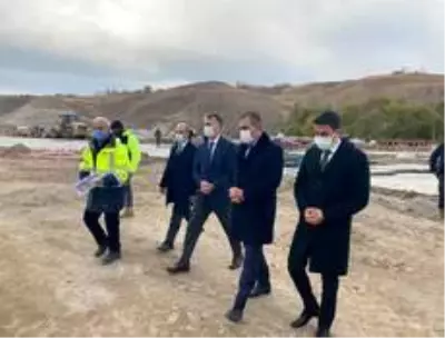 Vali Çağatay, Ahlat'taki 'Millet Bahçesi' inşaatını inceledi Vali Çağatay, Ahlat'taki 'Millet Bahçesi' inşaatını inceledi
