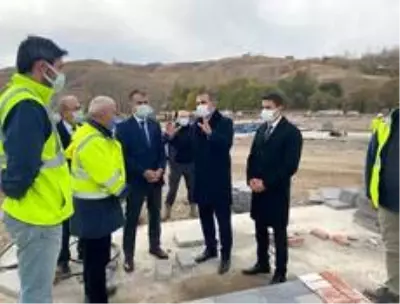 Vali Çağatay, Ahlat'taki 'Millet Bahçesi' inşaatını inceledi Vali Çağatay, Ahlat'taki 'Millet Bahçesi' inşaatını inceledi