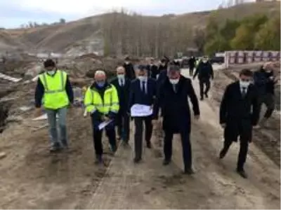Vali Çağatay, Ahlat'taki 'Millet Bahçesi' inşaatını inceledi Vali Çağatay, Ahlat'taki 'Millet Bahçesi' inşaatını inceledi
