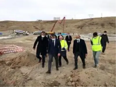 Vali Çağatay, Ahlat'taki 'Millet Bahçesi' inşaatını inceledi Vali Çağatay, Ahlat'taki 'Millet Bahçesi' inşaatını inceledi