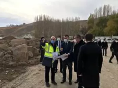 Vali Çağatay, Ahlat'taki 'Millet Bahçesi' inşaatını inceledi Vali Çağatay, Ahlat'taki 'Millet Bahçesi' inşaatını inceledi