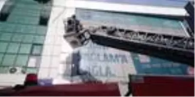 Son dakika haber | Yangın çıkan otelde, odalarından itfaiye merdiveniyle alındılar Son dakika haber | Yangın çıkan otelde, odalarından itfaiye merdiveniyle alındılar