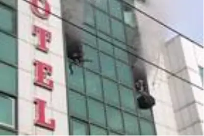 Son dakika haber | Yangın çıkan otelde, odalarından itfaiye merdiveniyle alındılar Son dakika haber | Yangın çıkan otelde, odalarından itfaiye merdiveniyle alındılar