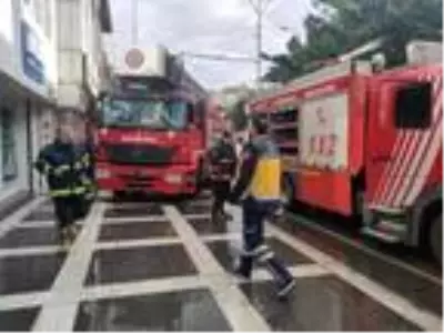 Son dakika haber | Yangın çıkan otelde, odalarından itfaiye merdiveniyle alındılar Son dakika haber | Yangın çıkan otelde, odalarından itfaiye merdiveniyle alındılar