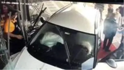 Yayaya çarpan otomobil kasaba daldı Yayaya çarpan otomobil kasaba daldı
