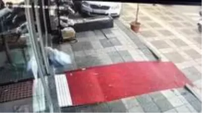 Yayaya çarpan otomobil kasaba daldı Yayaya çarpan otomobil kasaba daldı