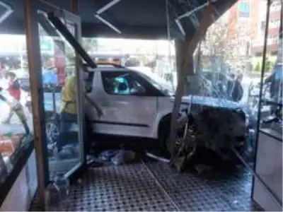 Yayaya çarpan otomobil kasaba daldı Yayaya çarpan otomobil kasaba daldı