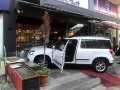 Yayaya çarpan otomobil kasaba daldı Yayaya çarpan otomobil kasaba daldı