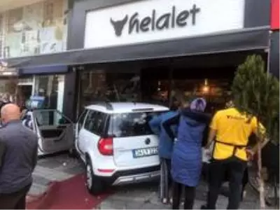 Yayaya çarpan otomobil kasaba daldı Yayaya çarpan otomobil kasaba daldı