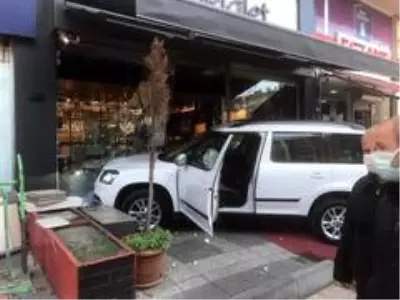 Yayaya çarpan otomobil kasaba daldı Yayaya çarpan otomobil kasaba daldı