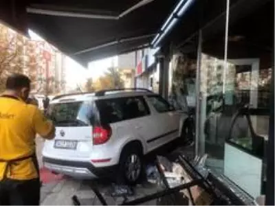 Yayaya çarpan otomobil kasaba daldı Yayaya çarpan otomobil kasaba daldı