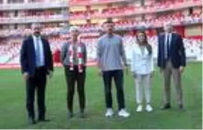Yıldız futbolcu Podolski, tanıtım elçisi oldu Yıldız futbolcu Podolski, tanıtım elçisi oldu