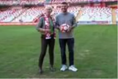 Yıldız futbolcu Podolski, tanıtım elçisi oldu Yıldız futbolcu Podolski, tanıtım elçisi oldu