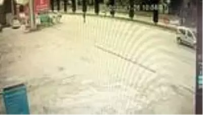Yolun karşısına geçmeye çalışan yayaya otomobil böyle çarptı Yolun karşısına geçmeye çalışan yayaya otomobil böyle çarptı
