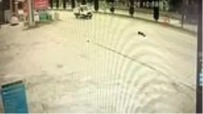 Yolun karşısına geçmeye çalışan yayaya otomobil böyle çarptı Yolun karşısına geçmeye çalışan yayaya otomobil böyle çarptı
