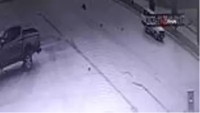 Yolun karşısına geçmeye çalışan yayaya otomobil böyle çarptı Yolun karşısına geçmeye çalışan yayaya otomobil böyle çarptı