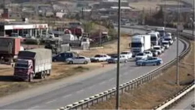 43 ilin geçiş güzergahında 'doğalgaz' borusu patladı: Yol trafiğe kapatıldı 43 ilin geçiş güzergahında 'doğalgaz' borusu patladı: Yol trafiğe kapatıldı