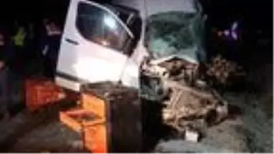 Afyonkarahisar'da otobüsle minibüs çarpıştı: 1 ölü, 2'si çocuk 5 yaralı Afyonkarahisar'da otobüsle minibüs çarpıştı: 1 ölü, 2'si çocuk 5 yaralı