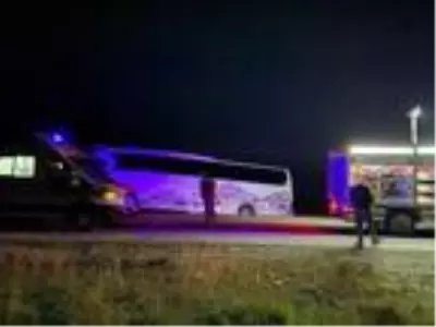 Afyonkarahisar'da otobüsle minibüs çarpıştı: 1 ölü, 2'si çocuk 5 yaralı Afyonkarahisar'da otobüsle minibüs çarpıştı: 1 ölü, 2'si çocuk 5 yaralı