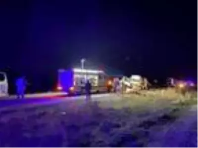 Afyonkarahisar'da otobüsle minibüs çarpıştı: 1 ölü, 2'si çocuk 5 yaralı Afyonkarahisar'da otobüsle minibüs çarpıştı: 1 ölü, 2'si çocuk 5 yaralı