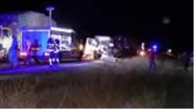 AFYONKARAHİSAR - Yolcu otobüsü ile kamyonet çarpıştı: 1 ölü, 5 yaralı (2) AFYONKARAHİSAR - Yolcu otobüsü ile kamyonet çarpıştı: 1 ölü, 5 yaralı (2)