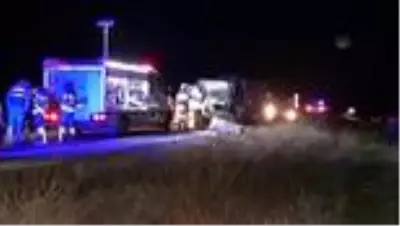 AFYONKARAHİSAR - Yolcu otobüsü ile kamyonet çarpıştı: 1 ölü, 5 yaralı (2) AFYONKARAHİSAR - Yolcu otobüsü ile kamyonet çarpıştı: 1 ölü, 5 yaralı (2)