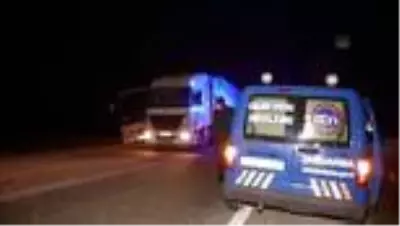 AFYONKARAHİSAR - Yolcu otobüsü ile kamyonet çarpıştı: 1 ölü, 5 yaralı (2) AFYONKARAHİSAR - Yolcu otobüsü ile kamyonet çarpıştı: 1 ölü, 5 yaralı (2)
