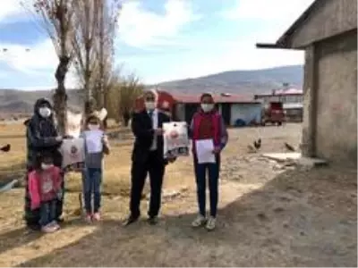 Ahmet Arslan'dan sınava girecek 6 bin öğrenciye kitap desteği Ahmet Arslan'dan sınava girecek 6 bin öğrenciye kitap desteği