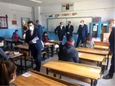Ahmet Arslan'dan sınava girecek 6 bin öğrenciye kitap desteği Ahmet Arslan'dan sınava girecek 6 bin öğrenciye kitap desteği