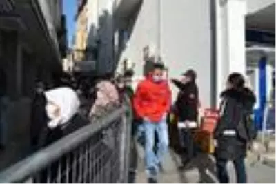 Aksaray'da vaka artışına rağmen caddelerde yoğunluk Aksaray'da vaka artışına rağmen caddelerde yoğunluk