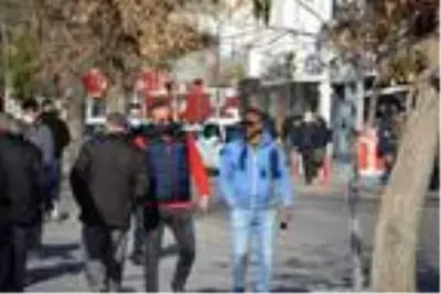 Aksaray'da vaka artışına rağmen caddelerde yoğunluk Aksaray'da vaka artışına rağmen caddelerde yoğunluk