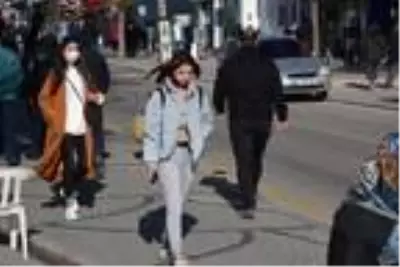 Aksaray'da vaka artışına rağmen caddelerde yoğunluk Aksaray'da vaka artışına rağmen caddelerde yoğunluk