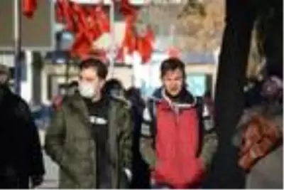 Aksaray'da vaka artışına rağmen caddelerde yoğunluk Aksaray'da vaka artışına rağmen caddelerde yoğunluk