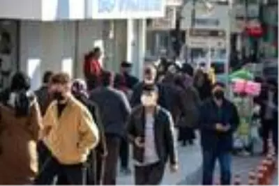 Aksaray'da vaka artışına rağmen caddelerde yoğunluk Aksaray'da vaka artışına rağmen caddelerde yoğunluk