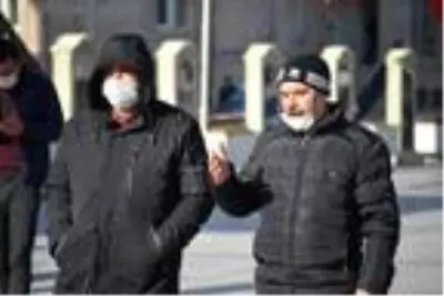 Aksaray'da vaka artışına rağmen caddelerde yoğunluk Aksaray'da vaka artışına rağmen caddelerde yoğunluk